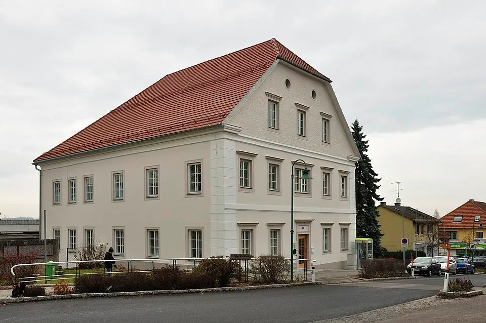 Bild: Isiwal (talk) · CC BY-SA 3.0 AT Volksschule, ehem. Hofrichterhaus