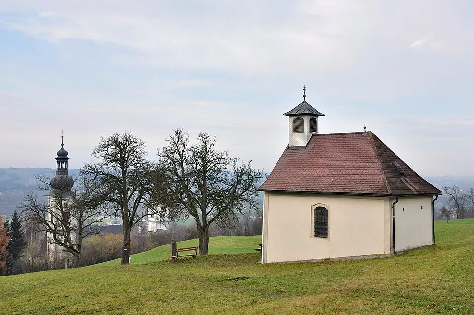 Bild: Isiwal (talk) · CC BY-SA 3.0 AT Kalvarienbergkapelle mit Kreuzweg