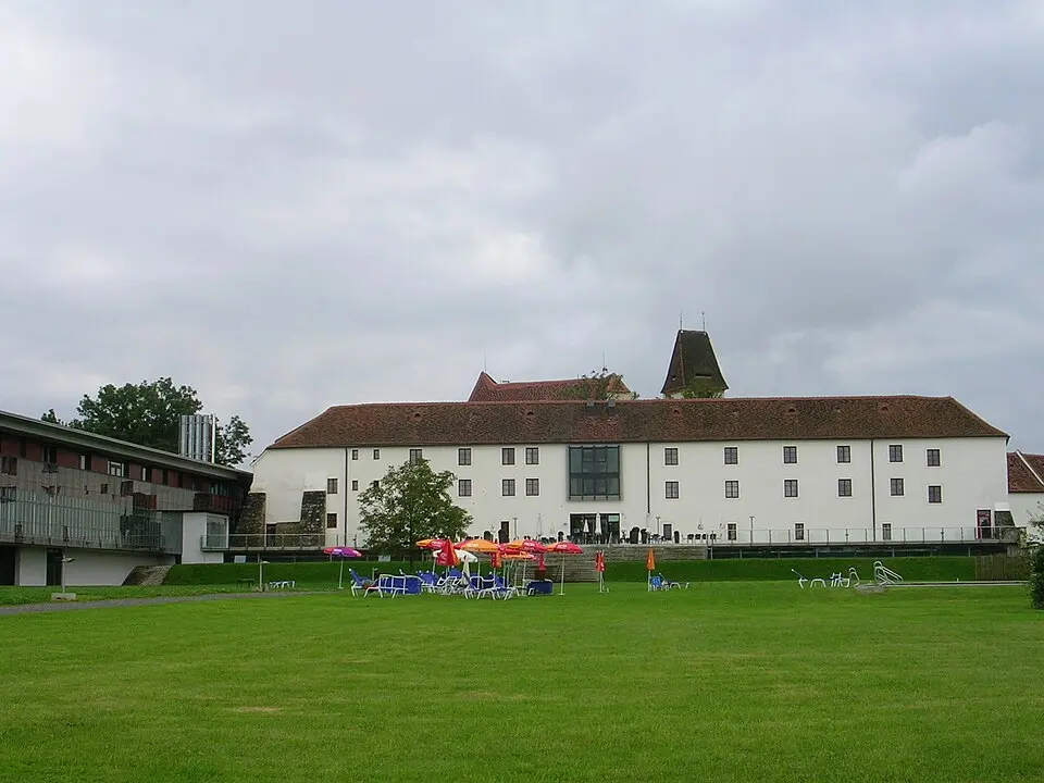 Bild: Michael Kranewitter · CC BY-SA 3.0 Unteres Schloss samt Zubauten