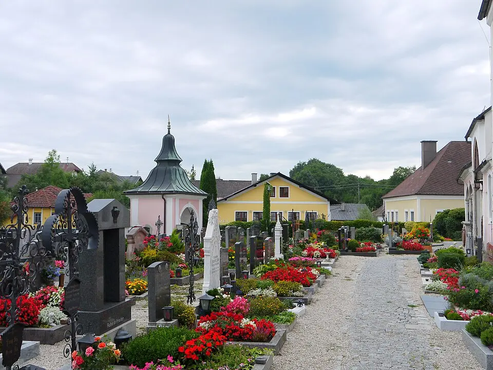 Bild: Thomas Ledl · CC BY-SA 3.0 AT Friedhof mit Mauer und Torbau