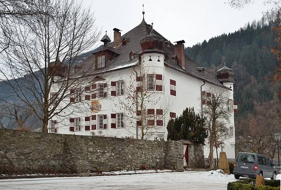 Obrázek: Herzi Pinki · CC BY-SA 3.0 AT Schloss Stumm und Hofraum