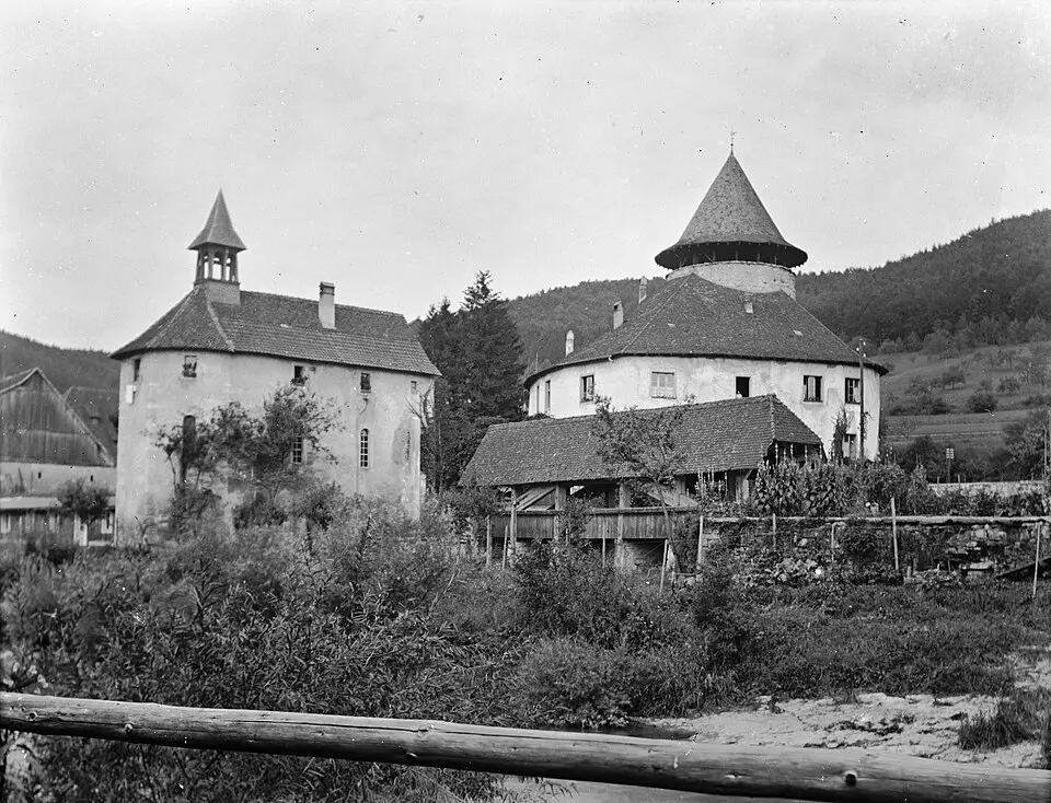 Schloss Zwingen mit Brücke