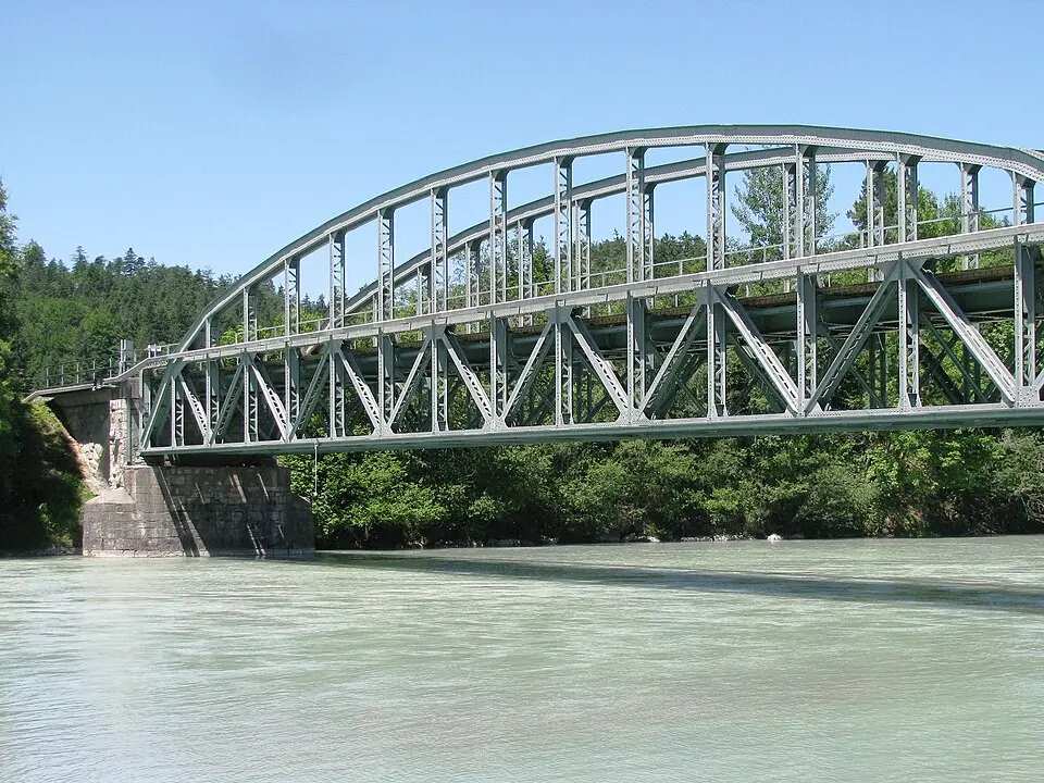 Bild: Gras-Ober · CC BY-SA 3.0 Eisenbahnbrücke, Außerfernbahn Lechbrücke (westl. Abschnitt)