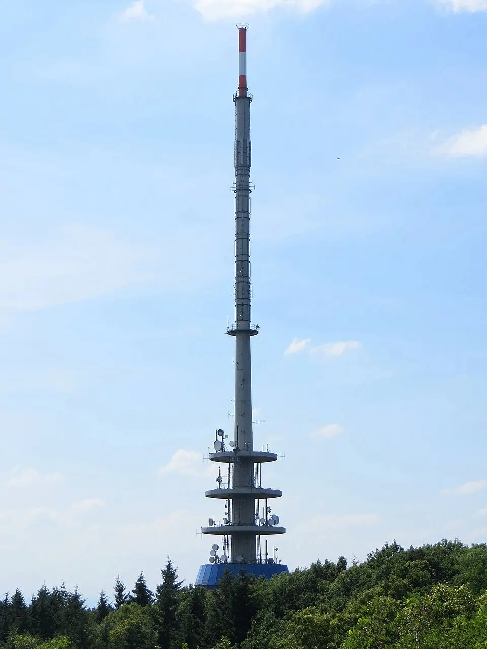 Bild: Cybertorte · CC BY-SA 3.0 Fernmeldeturm Vogtsburg-Totenkopf