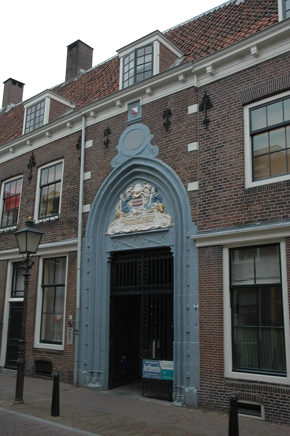 Laat-gotische poort van het regulierenklooster met weeshuispoort