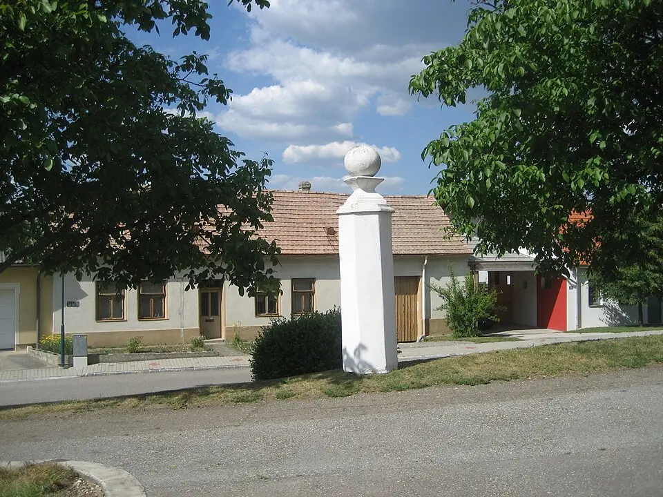 Bild: Priwo · Public domain Pranger Staatz