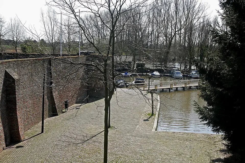 Obrázok: Petervanmeurs · CC BY-SA 3.0 NL Langs de Linge fragment van de stadsmuur
