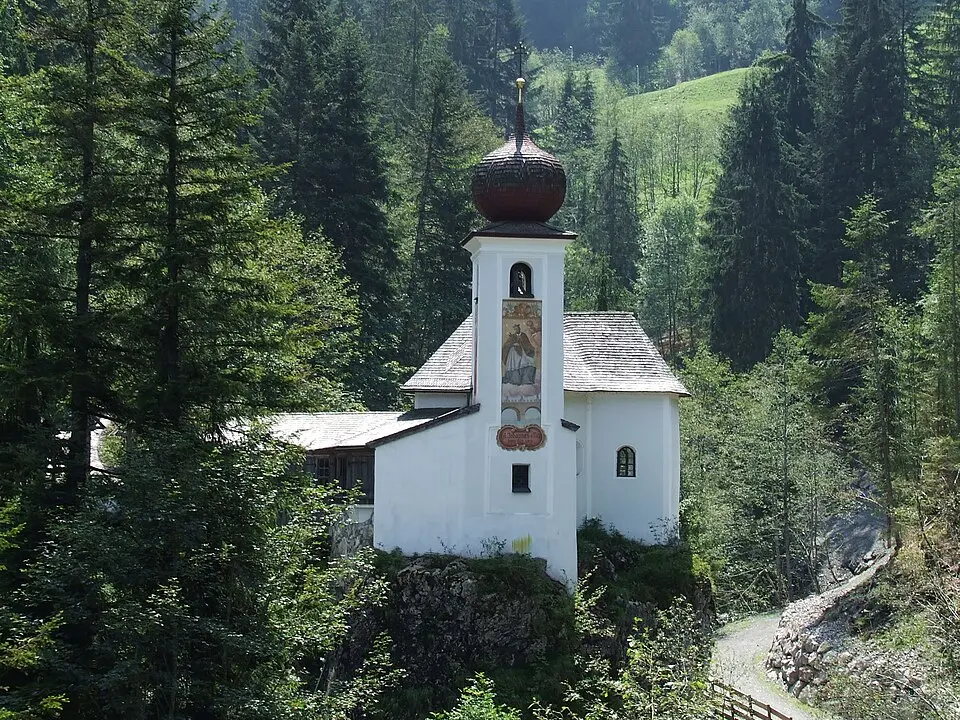 Slika: Ironbernietyrol at de.wikipedia · CC BY-SA 3.0 DE Stampfanger-Kapelle mit Brücke und Kreuzgruppe