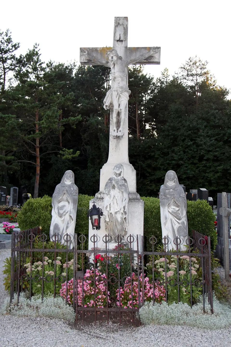 Anlage ehem. Karner und Kalvarienberg mit Friedhofskreuz und zwei Grabsteinen