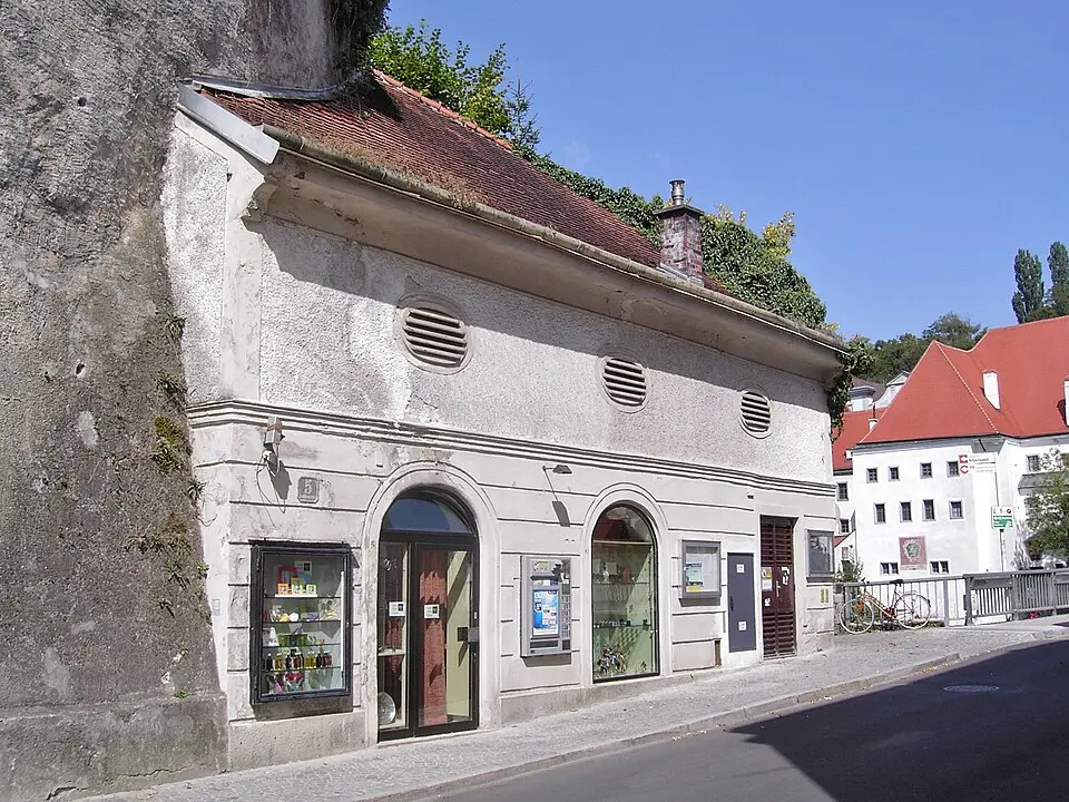 Bild: Bodory Thomas · CC BY-SA 3.0 Wohn- und Geschäftshaus