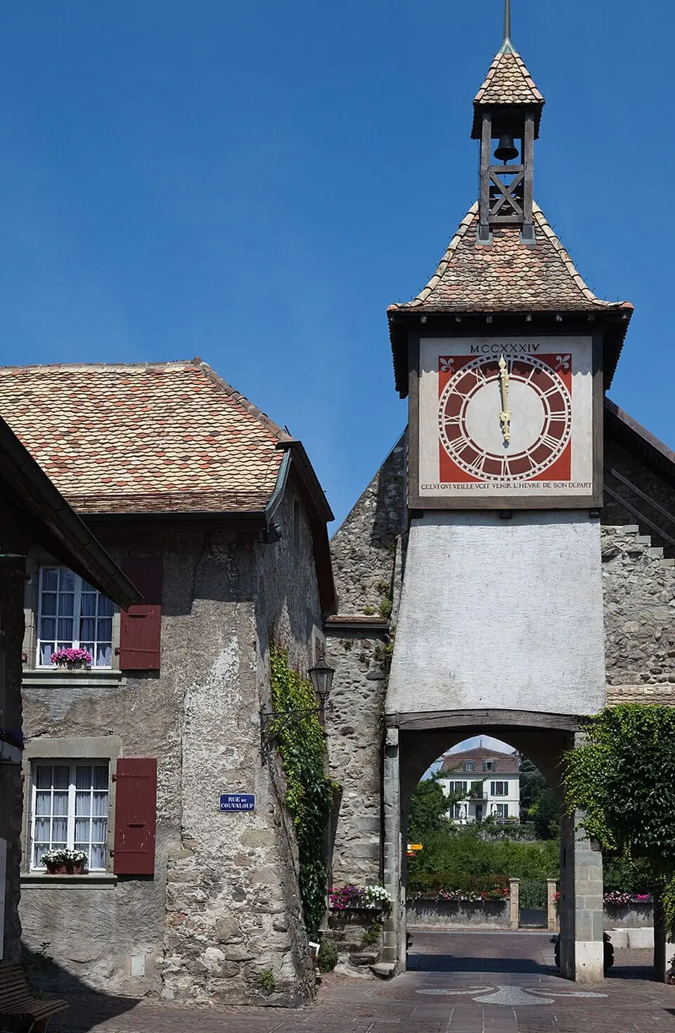 Stadttor mit Uhrturm und Resten der Stadtmauer