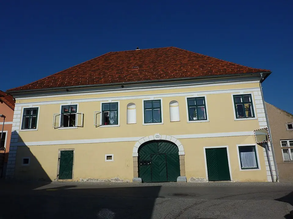 Bild: BSonne · CC BY-SA 3.0 Bürgerhaus und Wirtschaftsgebäude