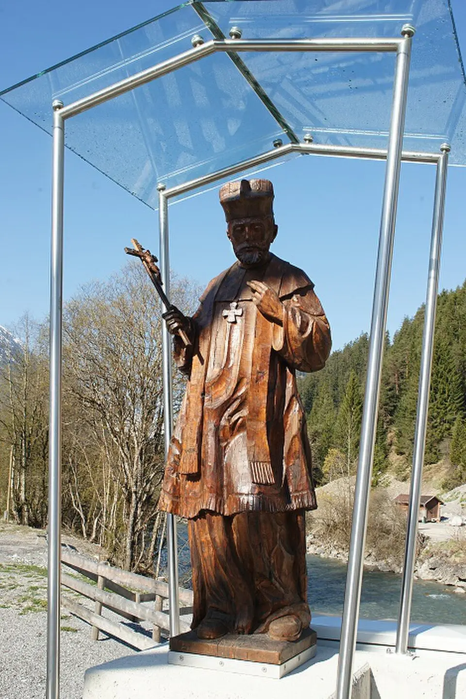 Immagine: OW (talk) · CC BY 3.0 Figurenbildstock hl. Johannes Nepomuk auf der Lechbrücke