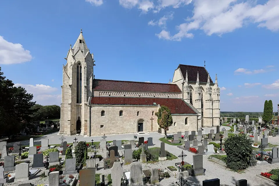 Bild: C.Stadler/Bwag · CC BY-SA 4.0 Pfarrkirche Bad Deutsch-Altenburg