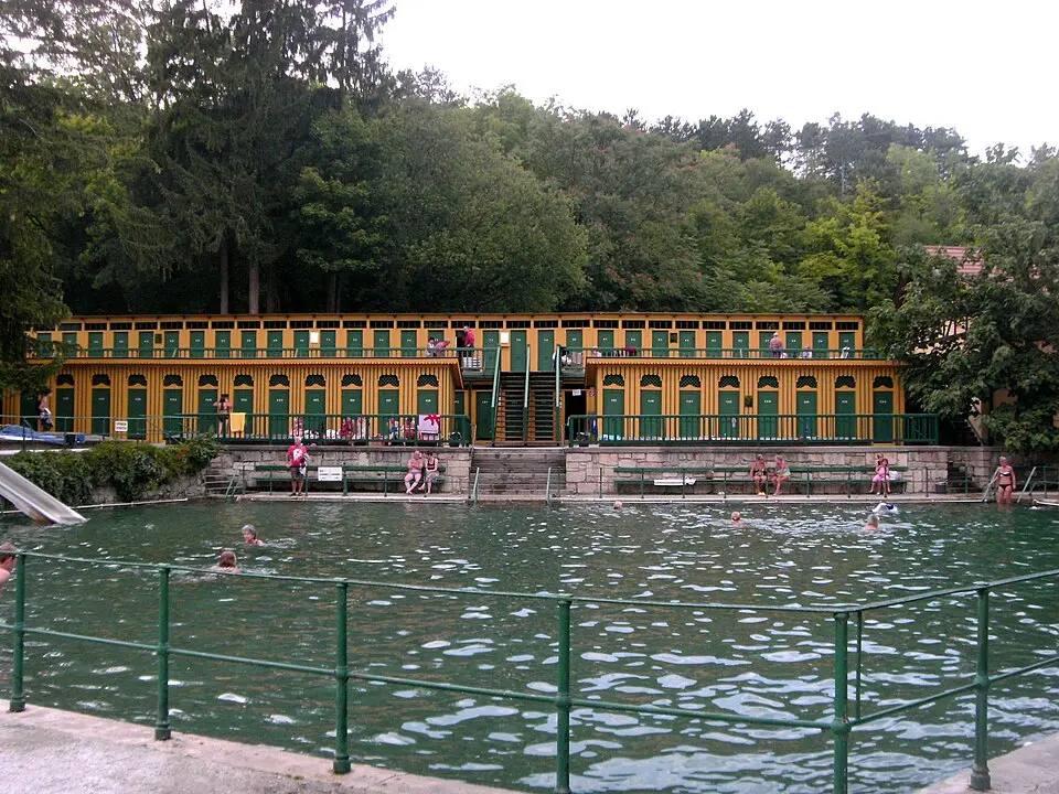 Bild: Wolfgang Glock · CC BY-SA 3.0 Akratotherme, Thermalbad
