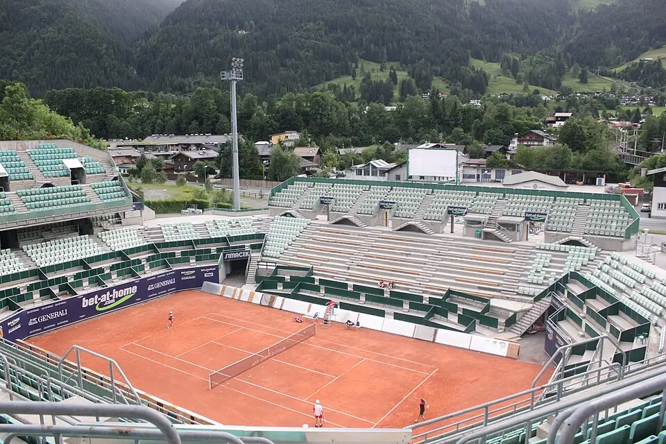 Bild: Pinkd56 · CC BY-SA 3.0 ATP Kitzbühel