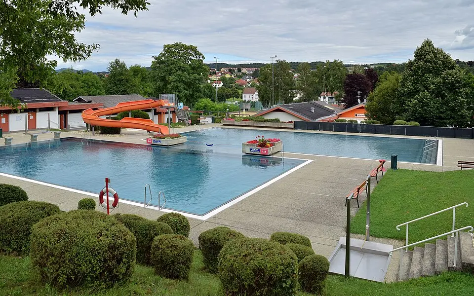 Obrázek: Haeferl · CC BY-SA 4.0 Freibad Bad Tatzmannsdorf