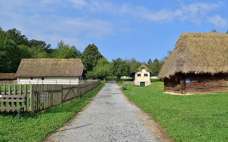 Obrázek: Haeferl · CC BY-SA 4.0 Freilichtmuseum Bad Tatzmannsdorf