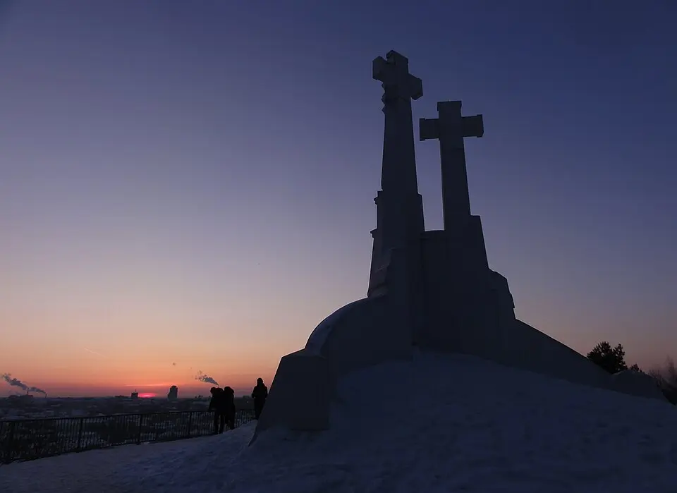Obrázek: Guillaume Speurt from Vilnius, Lithuania · CC BY-SA 2.0 Hora tří křížů