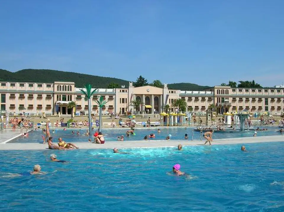 Bild: Deblu68 · Public domain Thermalstrandbad Baden
