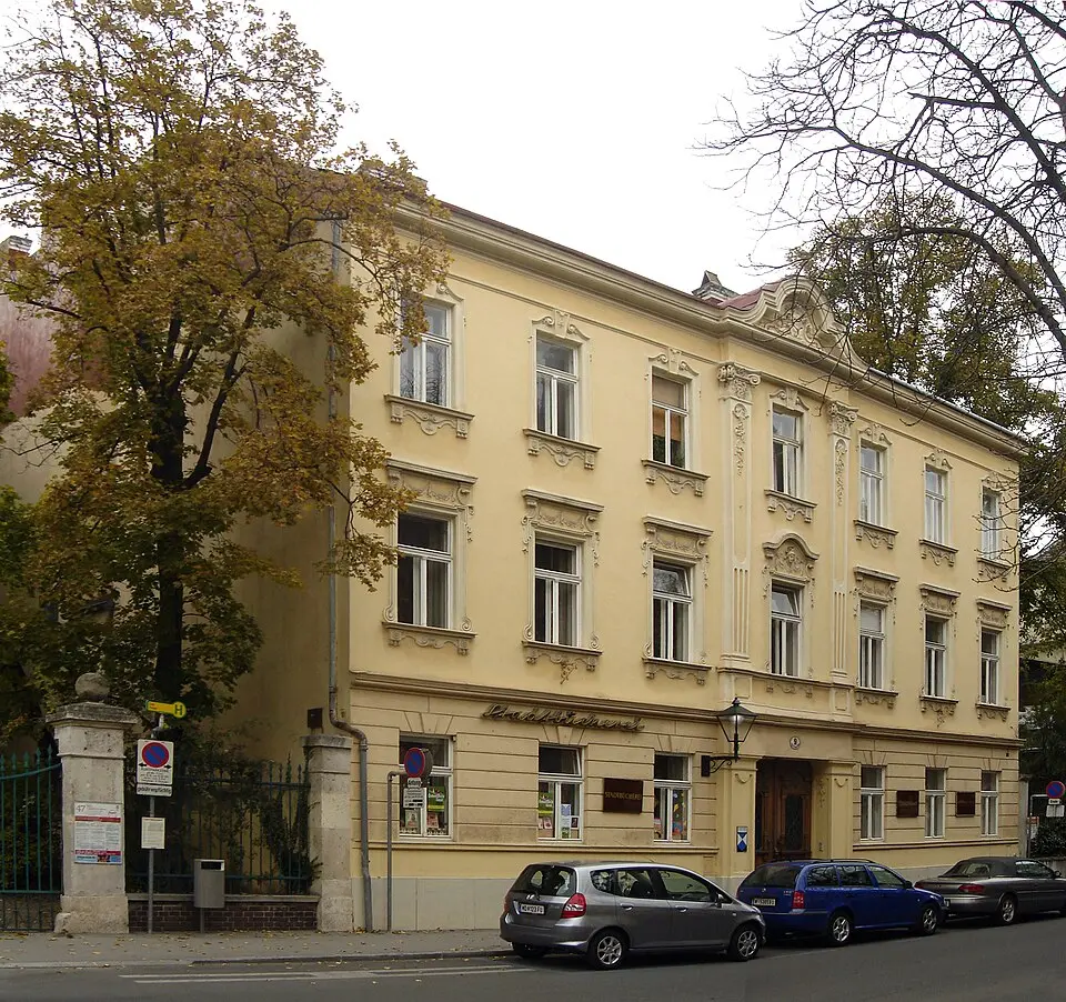 Bild: Earnest B · CC BY-SA 3.0 AT Zellerhof, Standesamt und Stadtbücherei