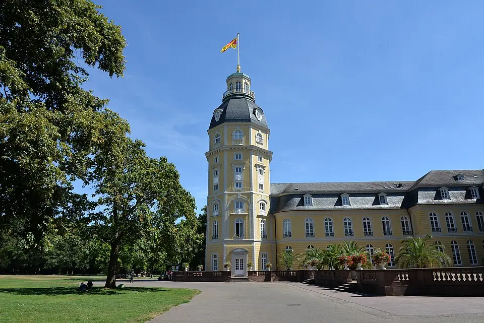 Image: Calips · CC BY-SA 3.0 Schlossturm Karlsruhe