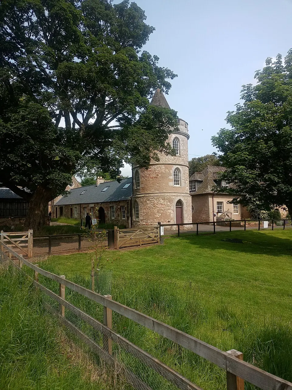 Bild: Victuallers · CC BY-SA 4.0 Tower, Stables Court, Marchmont House