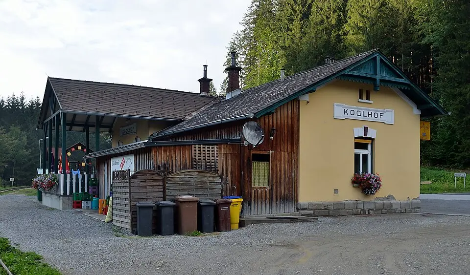 Immagine: Herzi Pinki · CC BY-SA 3.0 Aufnahmsgebäude Koglhof