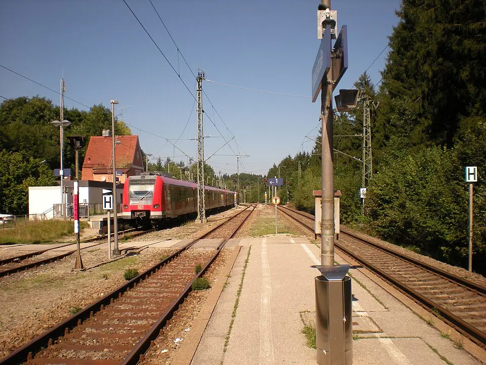 Immagine: Flummi-2011 · CC BY-SA 3.0 Bahnhof Kreuzstraße