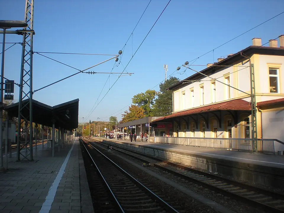 Image: Flummi-2011 · CC BY-SA 3.0 Tutzing station