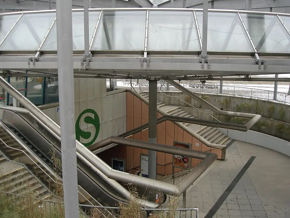 Hochgeladen von: ¡0-8-15! · CC BY-SA 2.0 DE Bahnhof Stuttgart Universität