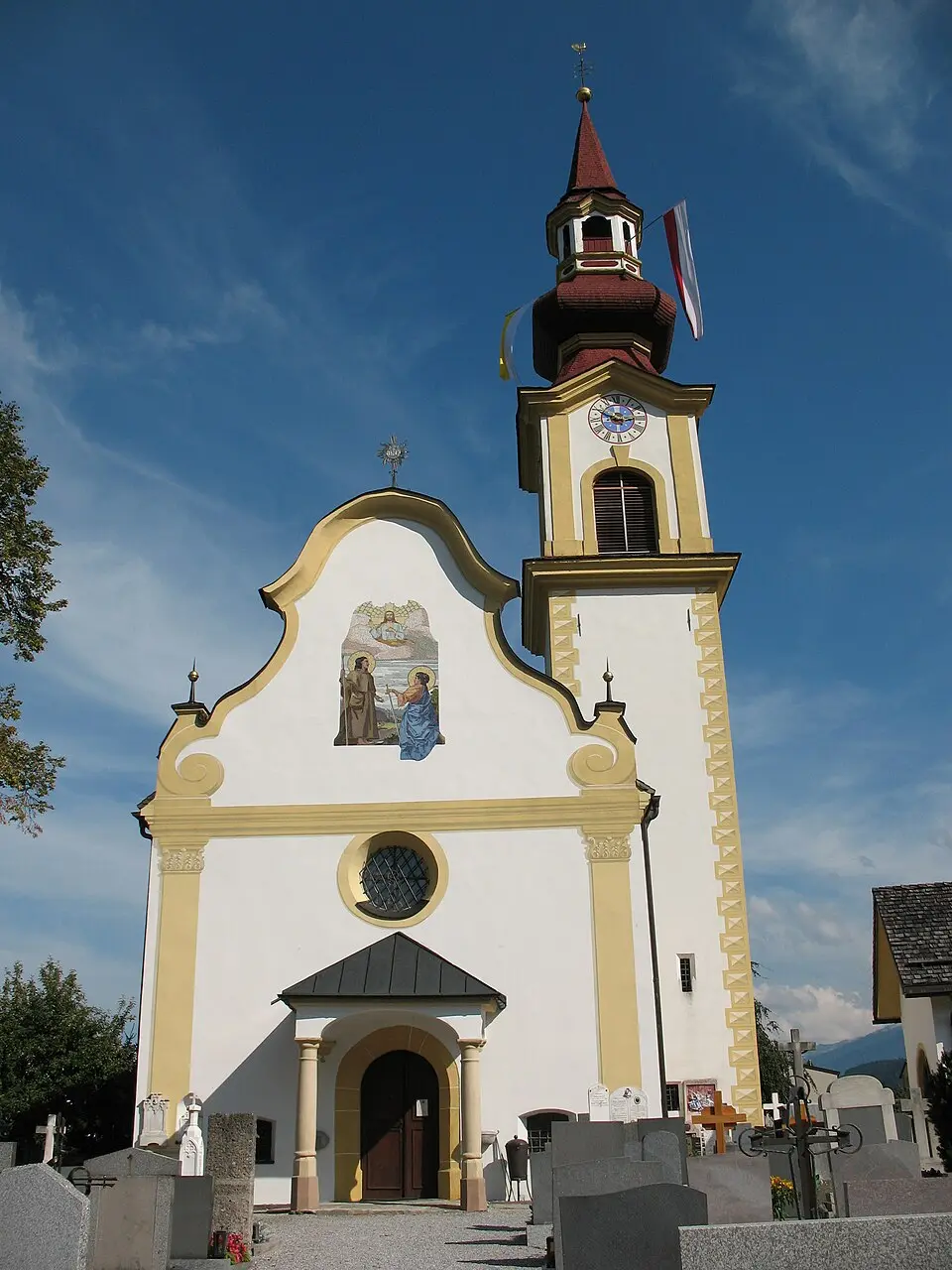 Bild: Jürgele (talk) · CC BY-SA 3.0 AT Alte Pfarrkirche hll. Jodok und Lucia mit Friedhof