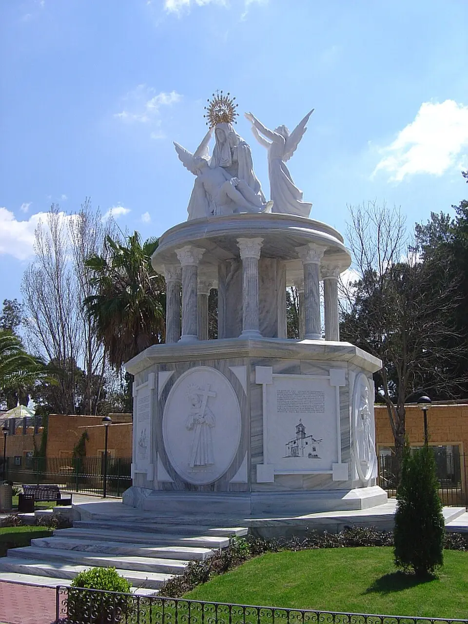 Monumento a la Virgen de las Angustias