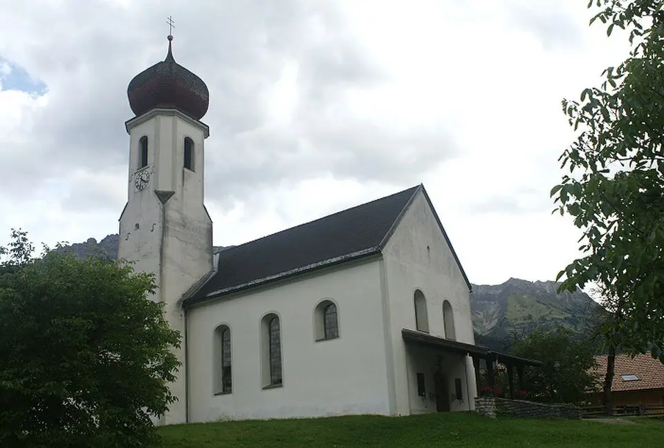 Bild: OW (talk) · CC BY 3.0 Expositurkirche hl. Johannes der Täufer, Friedhof