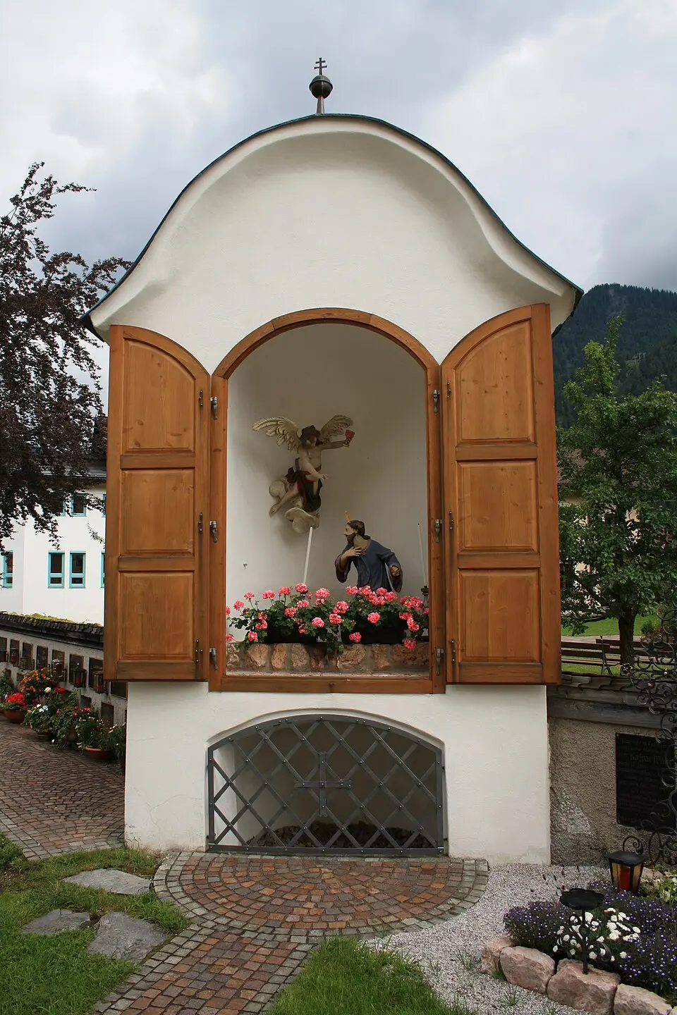 Alter Friedhof mit Ummauerung und zwei Nischenbildstöcken