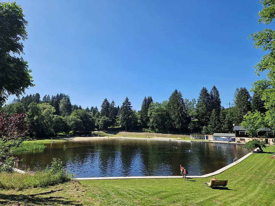 Bild: Aschroet · CC0 Waldbad Stützerbach