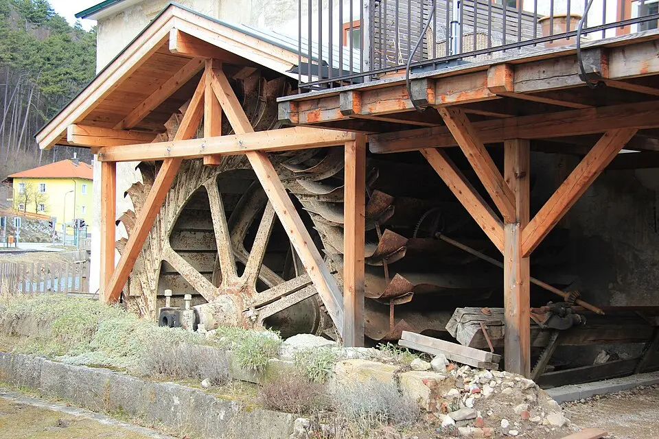Bild: Karl Gruber · CC BY-SA 3.0 Mühlrad der Walzmühle Kollitsch