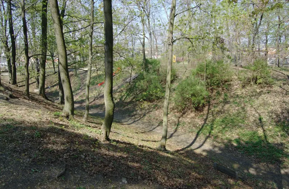 Reste der Burg im Liechtensteinschen Landschaftsgarten