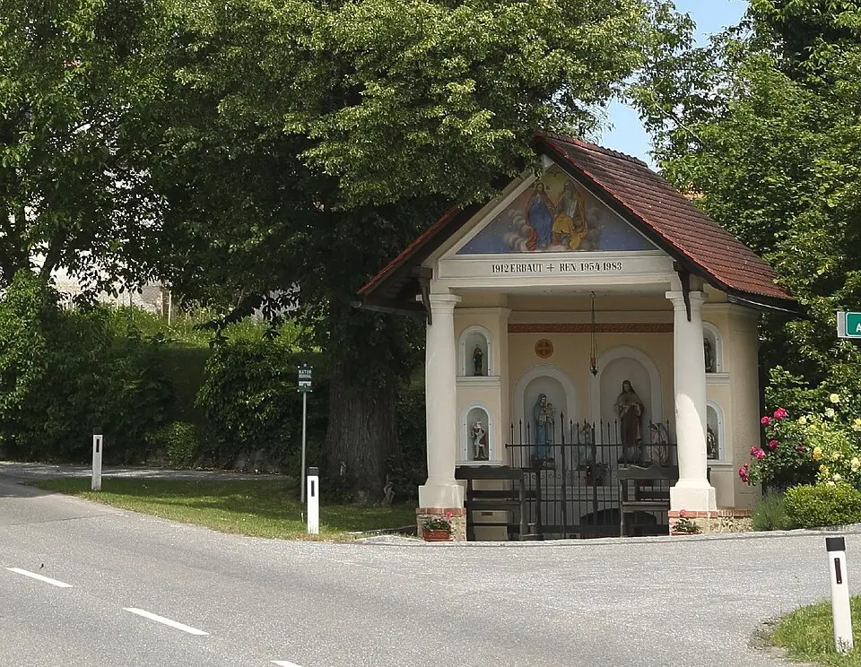 Slika: Christian Pirkl · CC BY-SA 3.0 Flur-/Wegkapelle