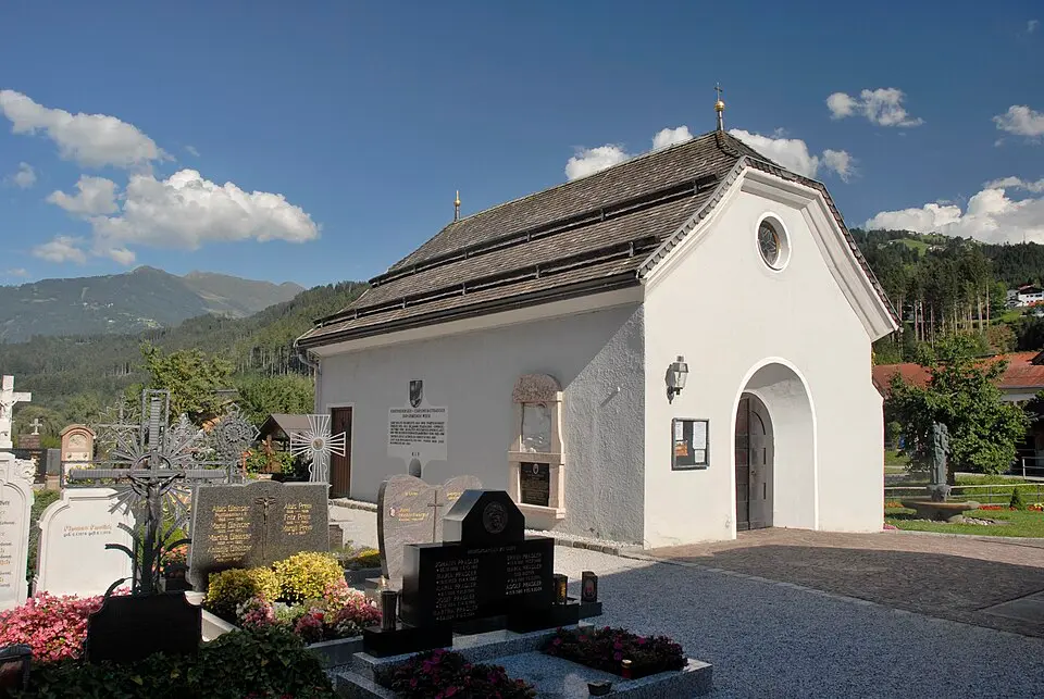 Immagine: Haneburger · Public domain Friedhof mit Totenkapelle und Kriegerdenkmal