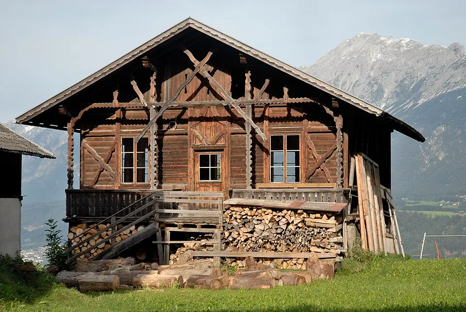 Bild: Haneburger · Public domain Holzveranda beim ehem. Gasthof Kirchenwirt