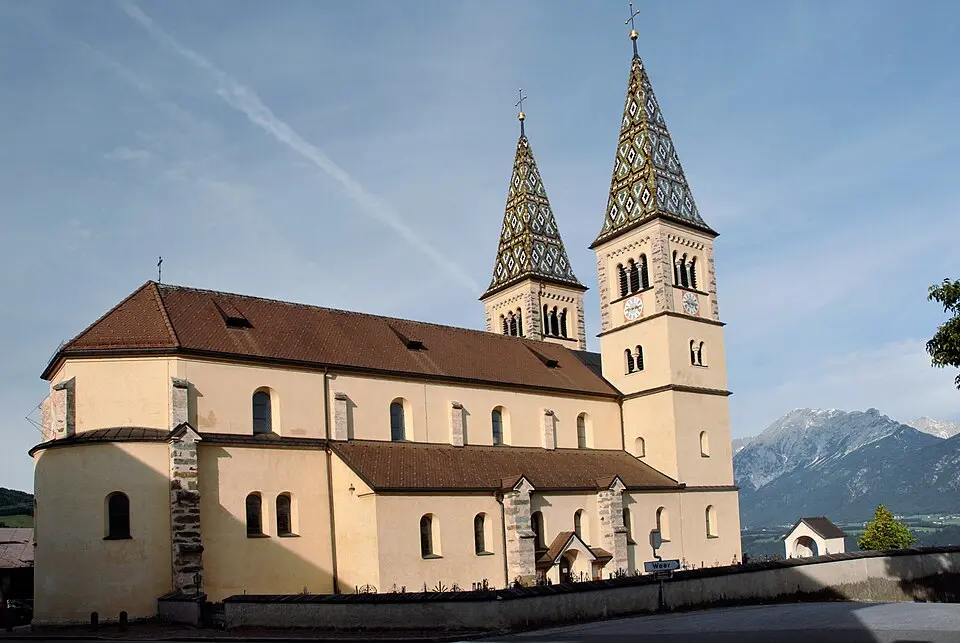 Bild: Haneburger · Public domain Neue Pfarrkirche Unserer Lieben Frau Maria Empfängnis und Friedhof