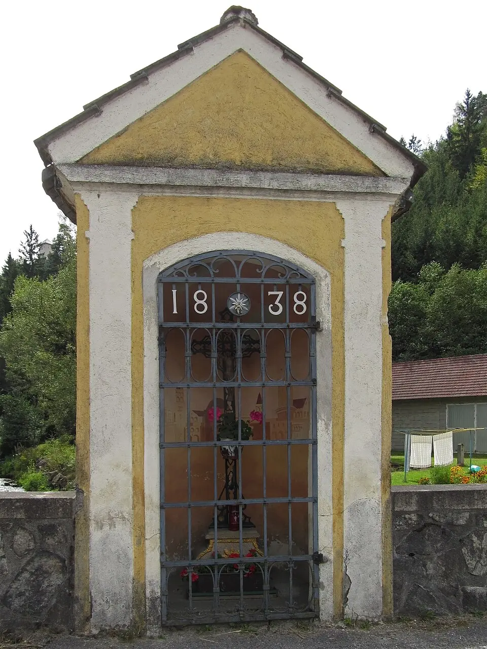 Straßenbrücke und Wegkapelle