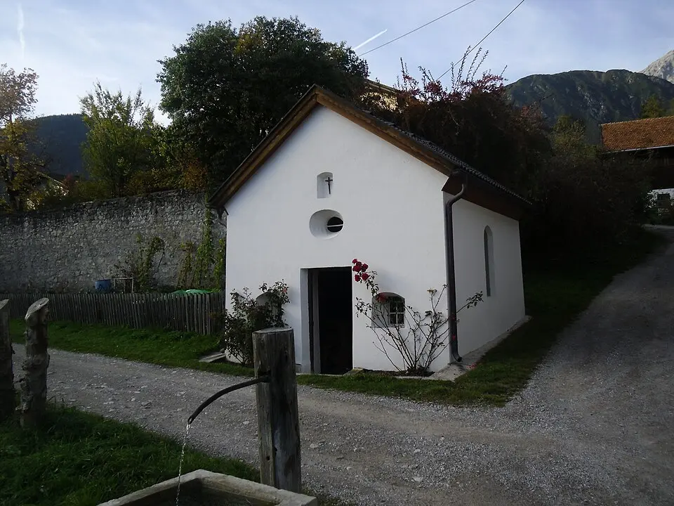 Bild: Alletto · CC BY-SA 3.0 AT Wegkapelle beim Ansitz Freundsheim