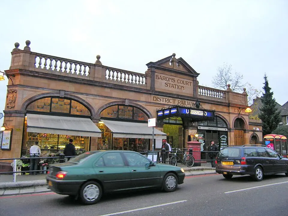 Hochgeladen von: Voyager · CC BY-SA 3.0 Barons Court