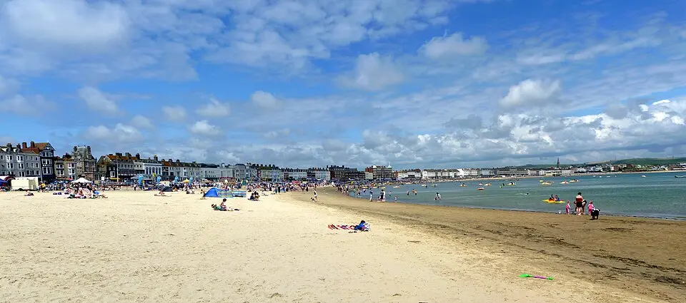 Immagine: Edward Betts · CC BY-SA 3.0 Weymouth Beach
