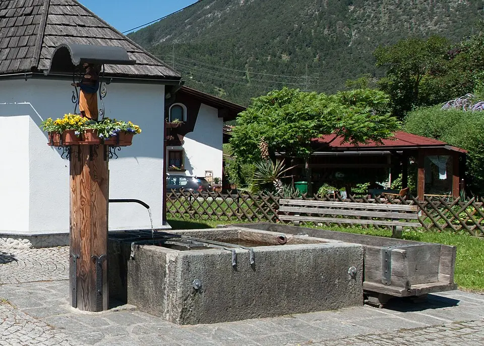 Kép: Ailura · CC BY-SA 3.0 AT Brunnen in Löckpuit
