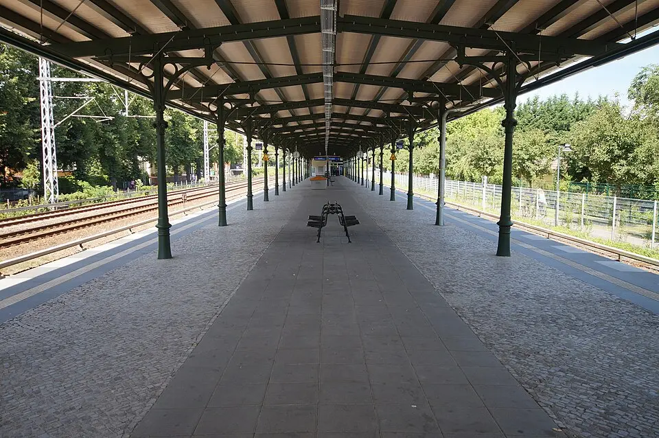 Bild: Wikimedia-User Jivee Blau · CC BY-SA 3.0 Bahnhof Zeuthen