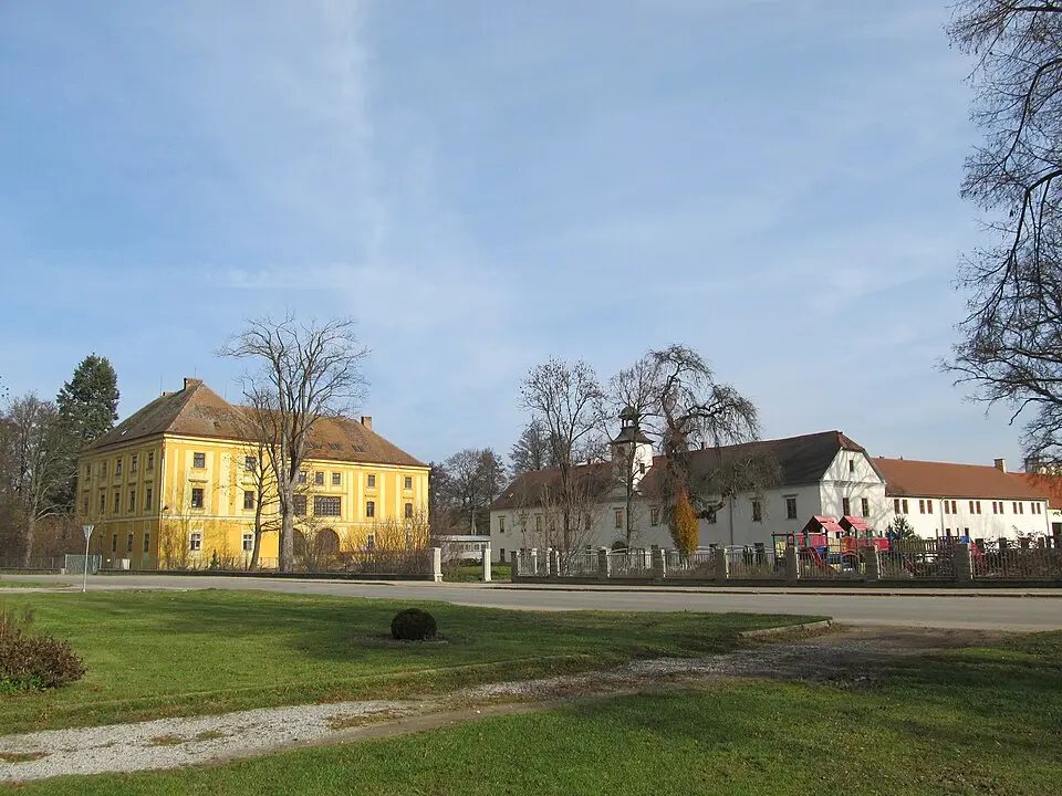 Bild: Krabat77 · CC BY-SA 3.0 Starý a nový zámek Batelov