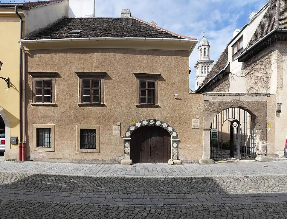 Bild: Francesco vecchio · CC BY-SA 3.0 Alte Synagoge (Sopron)